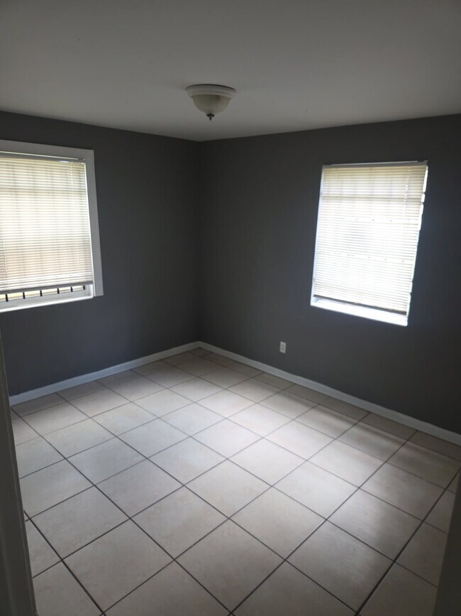 Building Photo - 1277 W 27th St