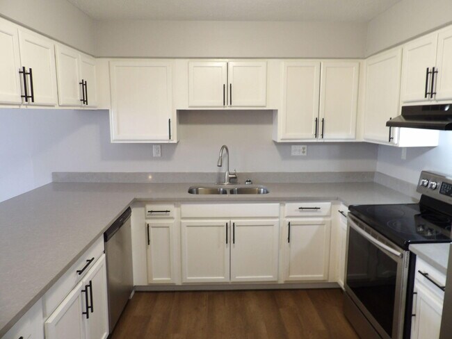 Building Photo - 902 Plaza Dr