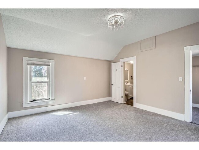 Building Photo - 707 Jenks Ave E