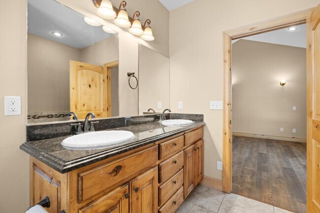 Building Photo - 2612 Eastview Dr