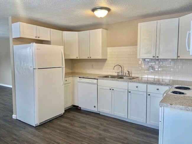 Building Photo - Beautifully Remodeled 2 Bedroom 1 Bath Apa...