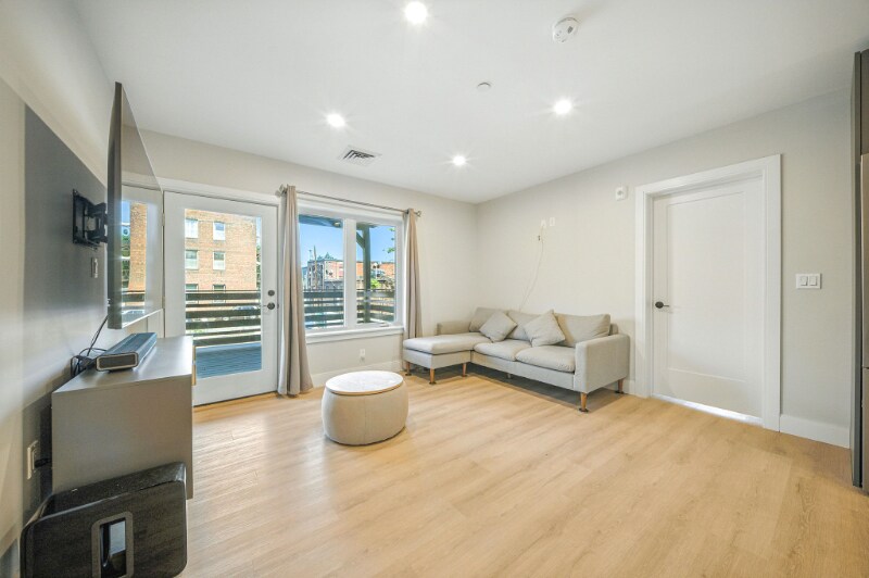 Building Photo - 25 2nd St