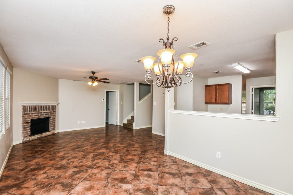 Building Photo - 517 Creekbend St