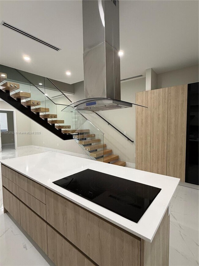 Building Photo - 570 Fernwood Rd