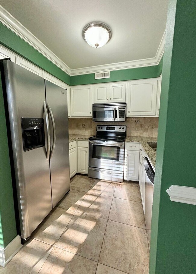 Building Photo - Available 1/10. Beautiful 3BR/3 BA Townhome Available in the Heart of Mt Pleasant!