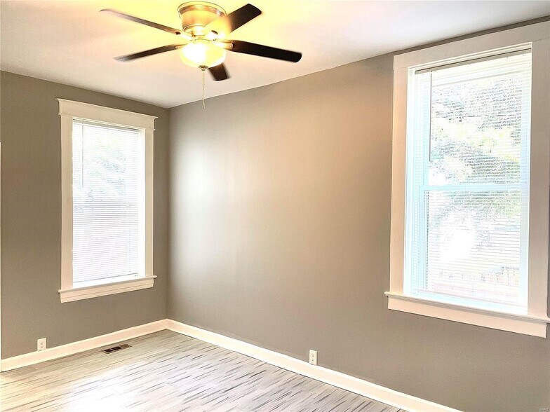 Building Photo - 5011 Devonshire Ave