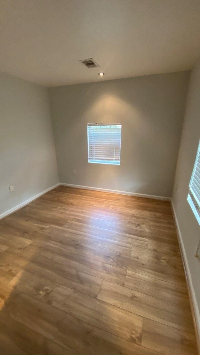 Building Photo - 1918 Oleander