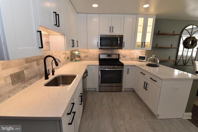 Building Photo - 1666 Parkcrest Cir