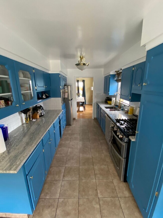 Building Photo - 4049 Taylor Ave