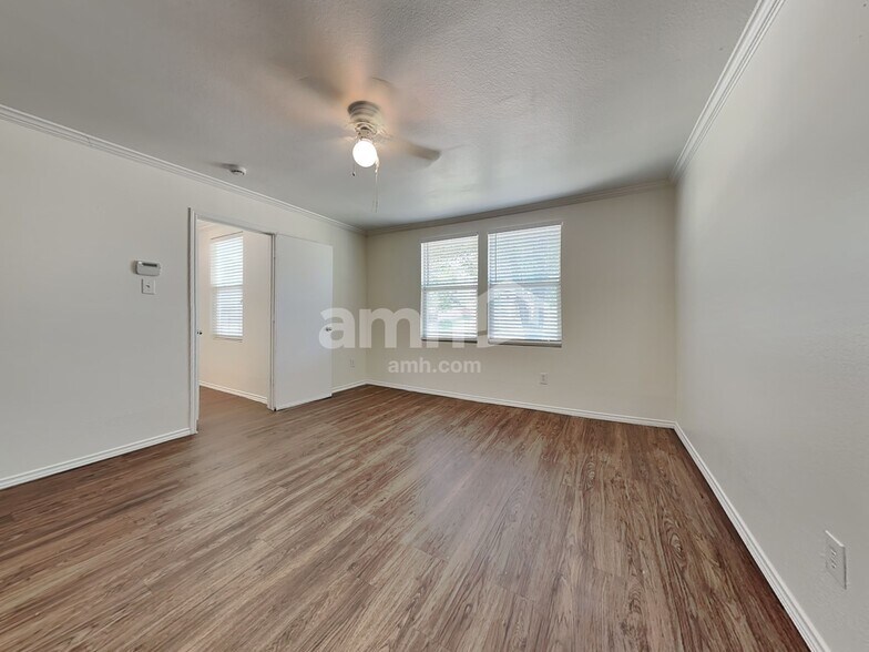 Building Photo - 2804 Lake Vista Dr