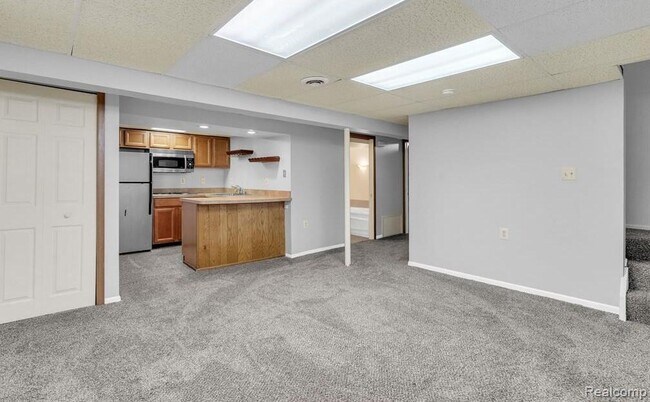 Building Photo - 1921 Vine Way Dr