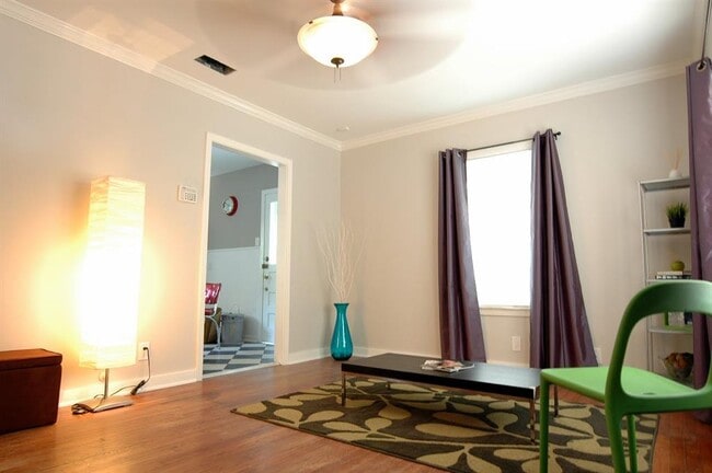 Building Photo - 409 W Croslin St