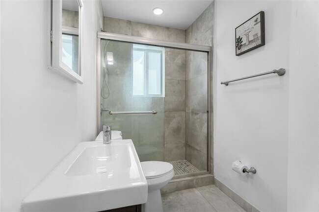 Building Photo - 343 Van Buren St