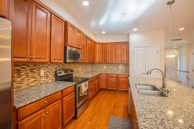 Building Photo - Stunning 3 BR/2.5 BA Townhome in Greenbelt!