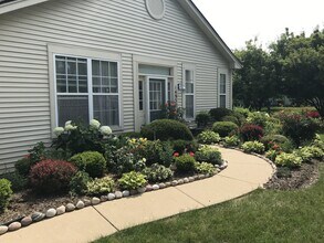 Building Photo - Exceptionally Clean 2-Bedroom Ranch with Double Car Garage