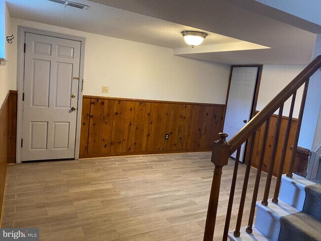 Building Photo - 716 N Overlook Dr