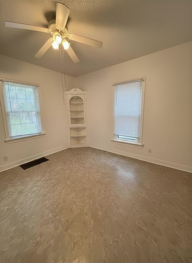 Building Photo - Spacious 3 bedroom, 1 bathroom House