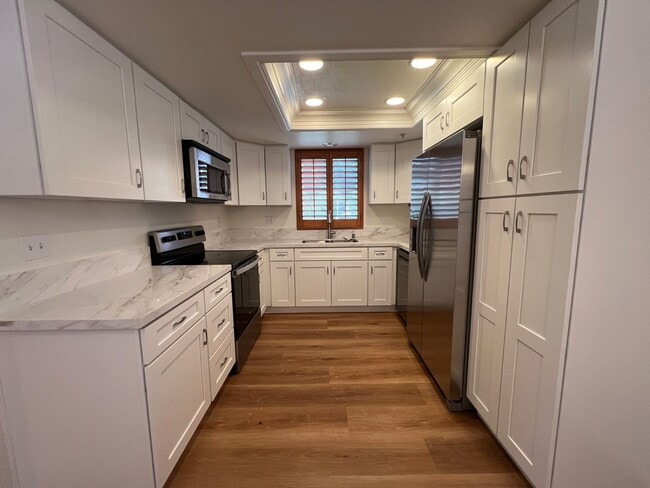 Building Photo - Private End Unit with New Kitchen