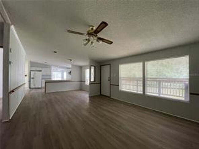 Building Photo - Country Living Charmer!!