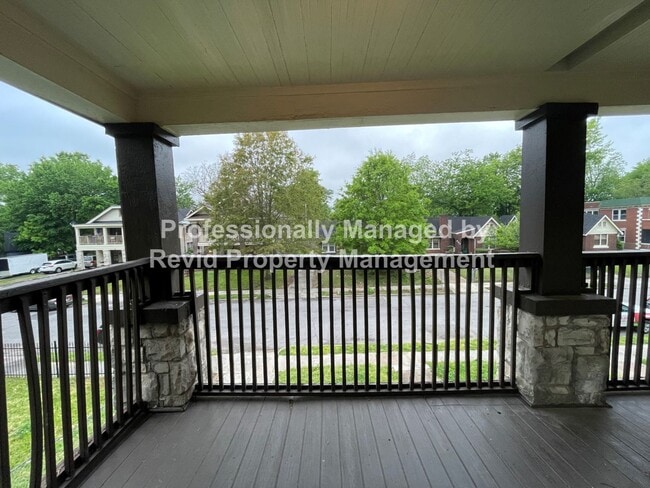 Building Photo - Great 2 Bedroom with large balcony!