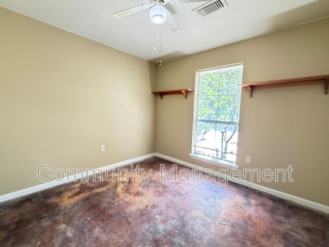 Building Photo - 1314 N Range Ave