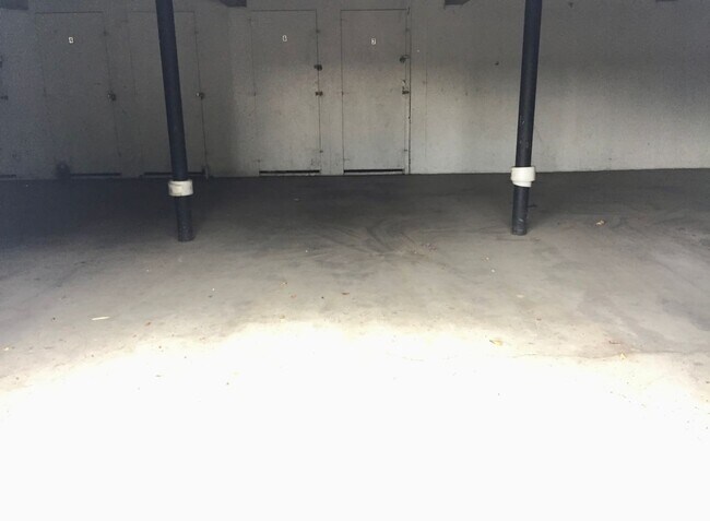 Building Photo - Montavilla 2 Bedroom Top Floor Unit- Great...