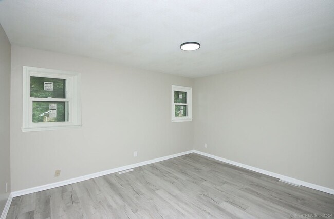 Building Photo - 2 Lakeview Ave