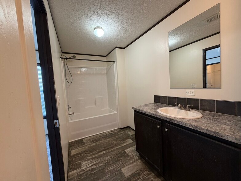 Building Photo - 2331 Wellington Green Dr