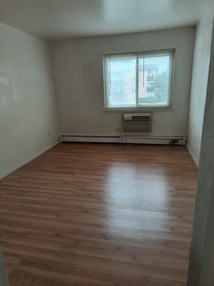 Building Photo - 670 Hill Dr