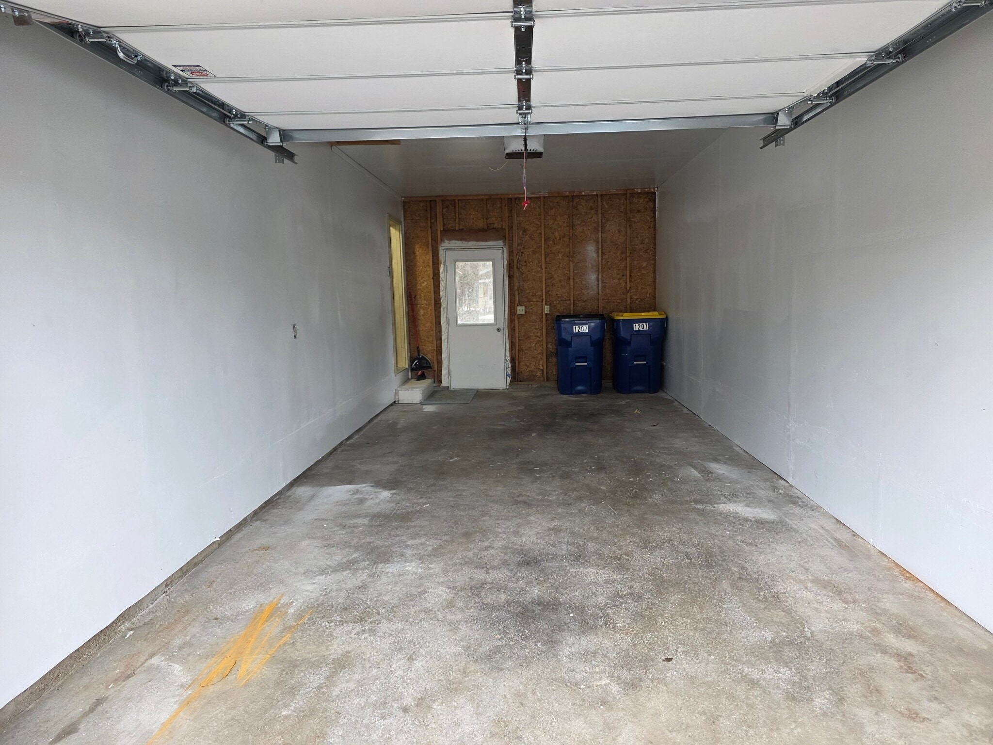 Attached garage - 1207 E 14th St