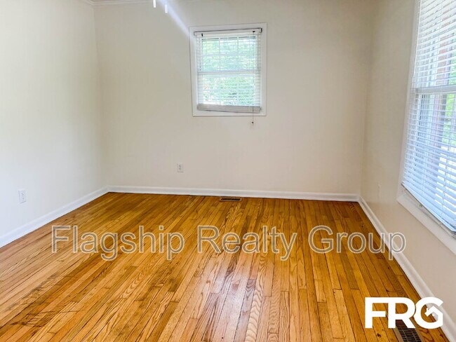 Building Photo - 466 Circle Dr