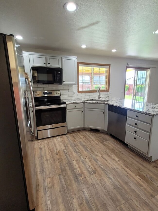 Building Photo - August Rent FREE - 4 Bedroom / Triple Car Garage