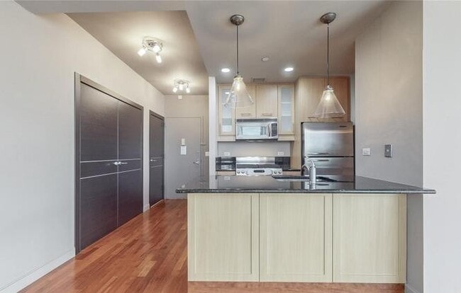 Building Photo - Hillsvilla