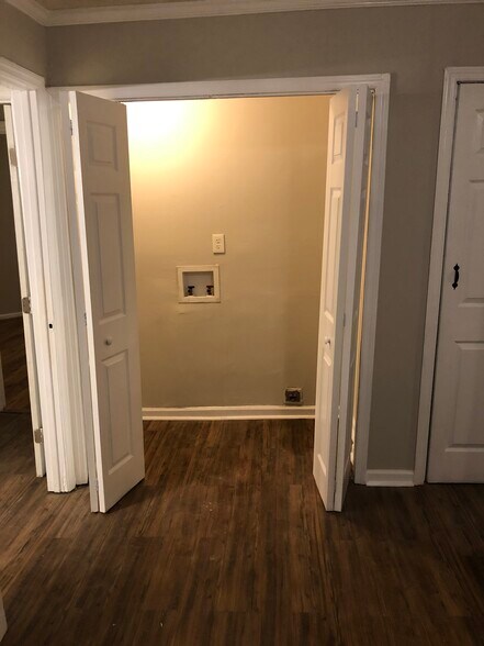 Apt. C & D Shared Laundry - 1107 E Anderson St