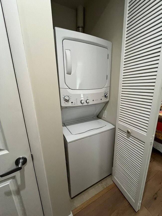 Building Photo - Modern 1BR/1BA Condo with 2 Parking Spaces – Prime Coral Gables Location