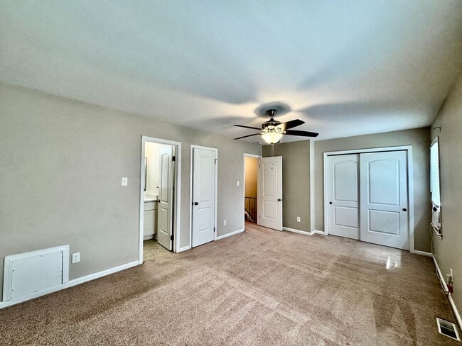Building Photo - Great Neck Townhome Available NOW! Neutral...