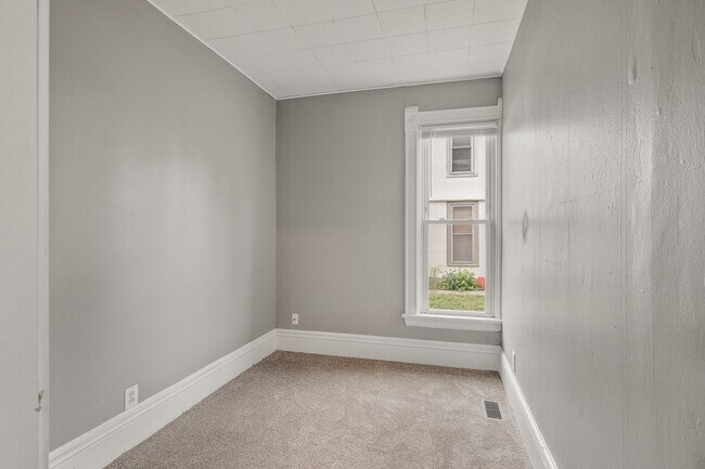 Building Photo - 3BR/1 Bath Lower Level Duplex in Northeast...