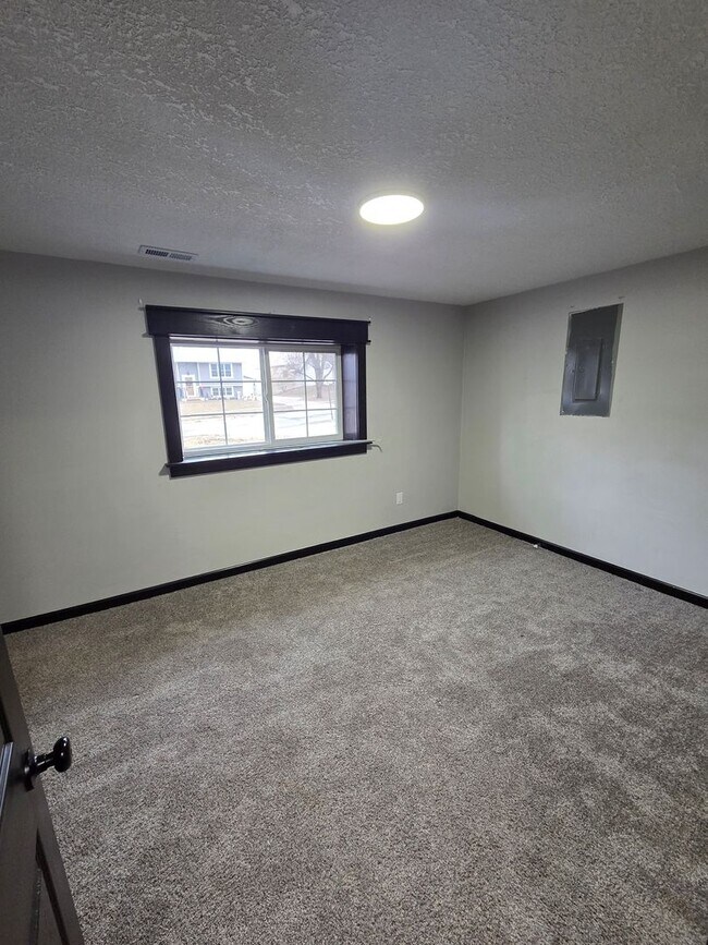 Building Photo - 215 Knoll Dr
