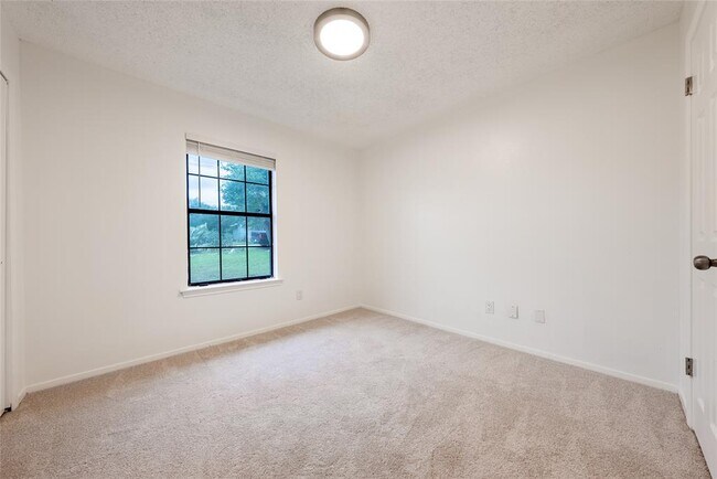 Building Photo - 1702 Ireland Dr