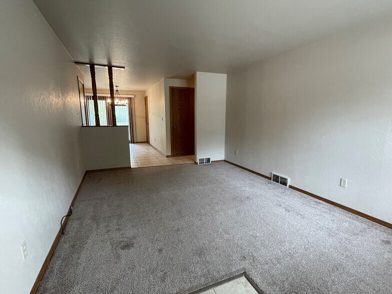 Building Photo - 1380 Cardinal Ln