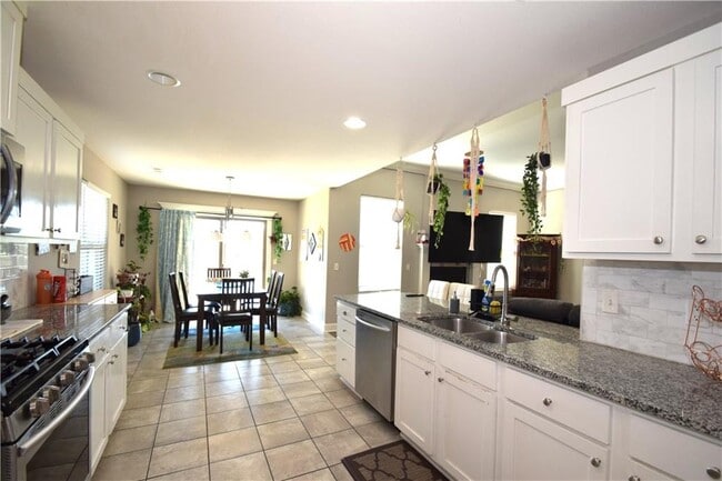 Building Photo - 3609 SW Mistletoe Ave