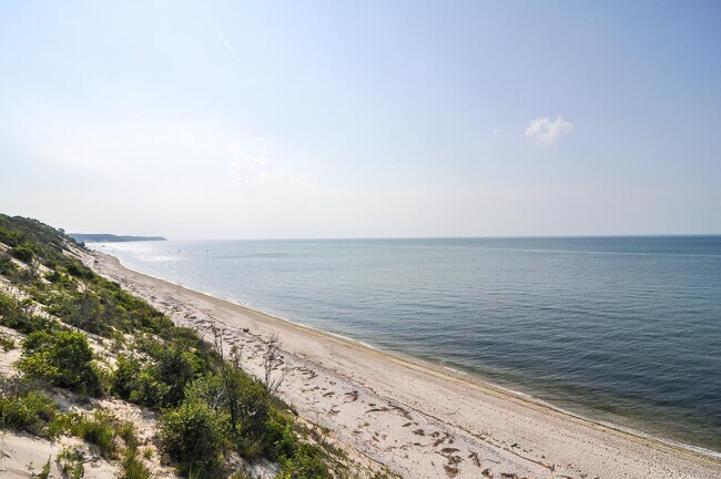 Building Photo - 806 Bluffs Dr N