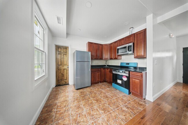 Building Photo - 14 Yankee Pl