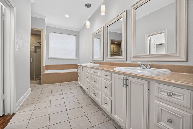 Building Photo - 10310 Chevy Chase Dr