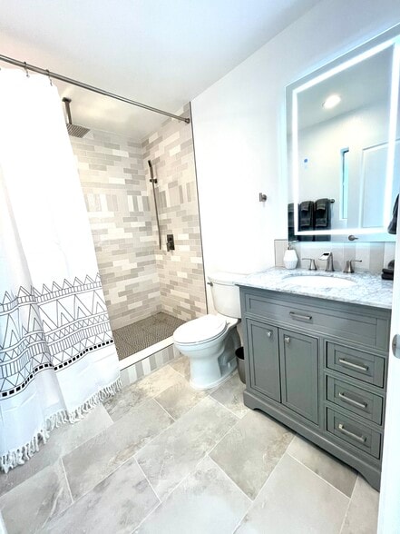 Primary bathroom with rain showerhead - 7084 Hillview Rd