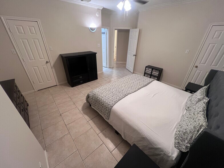 Building Photo - 2324 Sheridan St