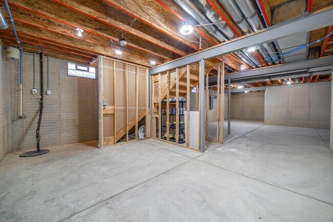 Building Photo - 4032 Stonehill Wy