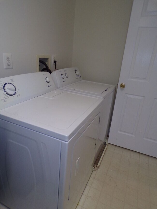 Building Photo - Odenton, 3 level twhs, end unit, Master su...