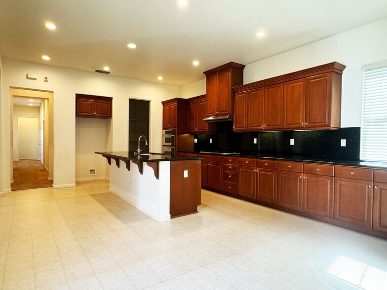 Building Photo - 620 W Privado Way