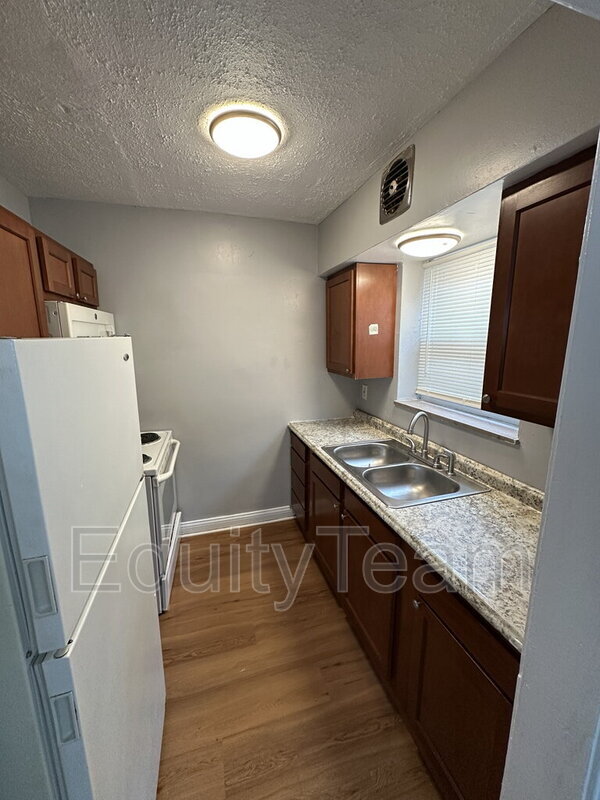 Building Photo - 5929 Oakwood Ave